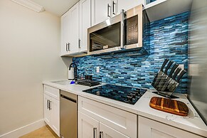 Upscale Naples Condo w/ Pool Access: Walk to Pier!