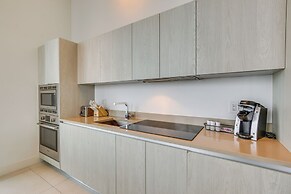 Steps to Sand: Ocean-view Condo in Hollywood