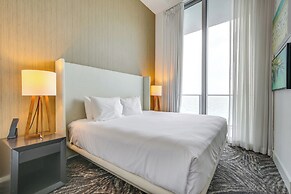 Steps to Sand: Ocean-view Condo in Hollywood