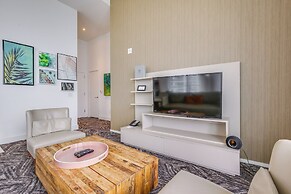 Steps to Sand: Ocean-view Condo in Hollywood