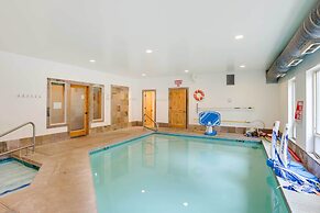 Private Pool & Hot Tub: Sunriver Retreat!
