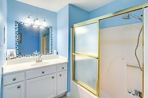 Walk to Beach: Family-friendly Galveston Home!