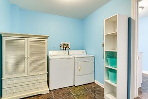 Walk to Beach: Family-friendly Galveston Home!