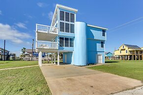 Walk to Beach: Family-friendly Galveston Home!