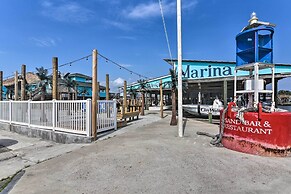 Walk to Beach: Family-friendly Galveston Home!