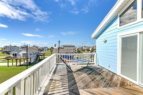 Walk to Beach: Family-friendly Galveston Home!