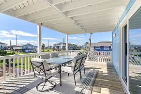 Walk to Beach: Family-friendly Galveston Home!