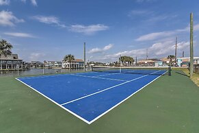 Walk to Beach: Family-friendly Galveston Home!