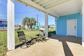 Walk to Beach: Family-friendly Galveston Home!