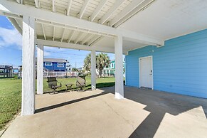 Walk to Beach: Family-friendly Galveston Home!