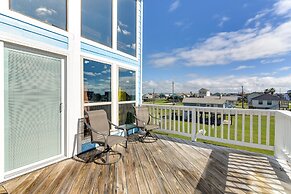 Walk to Beach: Family-friendly Galveston Home!