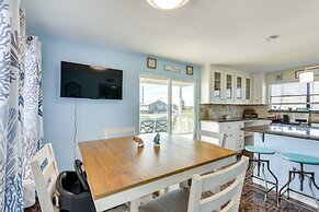 Walk to Beach: Family-friendly Galveston Home!