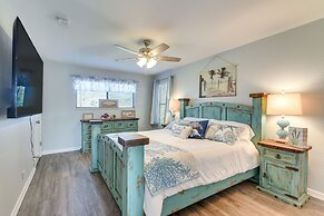 Walk to Beach: Family-friendly Galveston Home!