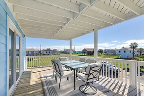 Walk to Beach: Family-friendly Galveston Home!