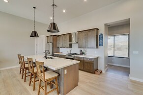 Luxurious Desert Oasis: Fireplace & Private Pool!