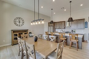 Luxurious Desert Oasis: Fireplace & Private Pool!