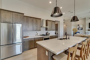 Luxurious Desert Oasis: Fireplace & Private Pool!