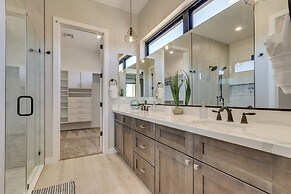Luxurious Desert Oasis: Fireplace & Private Pool!