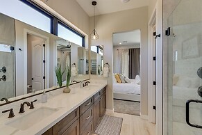 Luxurious Desert Oasis: Fireplace & Private Pool!