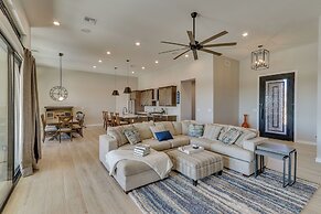 Luxurious Desert Oasis: Fireplace & Private Pool!