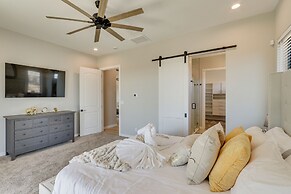 Luxurious Desert Oasis: Fireplace & Private Pool!
