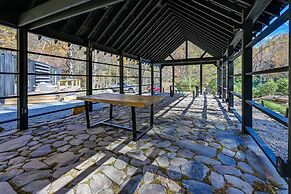 Bryson City Tiny Cabin: Hot Tub, Near River Access