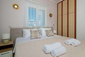 Matina's Family House With Your Private Jacuzzi!