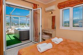 Matina's Family House With Your Private Jacuzzi!