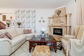 Matina's Family House With Your Private Jacuzzi!