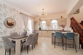 Matina's Family House With Your Private Jacuzzi!