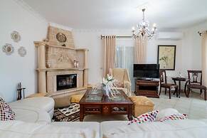 Matina's Family House With Your Private Jacuzzi!