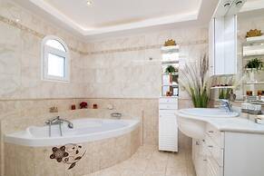 Matina's Family House With Your Private Jacuzzi!