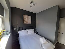 Spacious 5-bed House - Sleeps 10, Garden & Parking