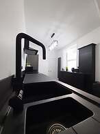 Spacious 5-bed House - Sleeps 10, Garden & Parking