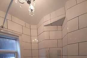 Spacious 5-bed House - Sleeps 10, Garden & Parking