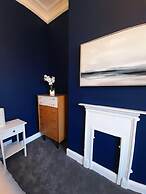 Spacious 5-bed House - Sleeps 10, Garden & Parking