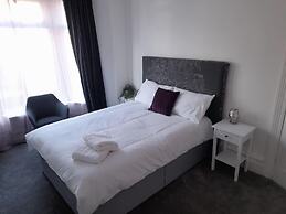 Spacious 5-bed House - Sleeps 10, Garden & Parking