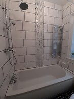 Spacious 5-bed House - Sleeps 10, Garden & Parking