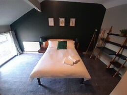 Spacious 5-bed House - Sleeps 10, Garden & Parking