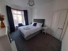 Spacious 5-bed House - Sleeps 10, Garden & Parking