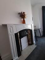 Spacious 5-bed House - Sleeps 10, Garden & Parking