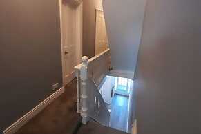 Spacious 5-bed House - Sleeps 10, Garden & Parking