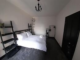 Spacious 5-bed House - Sleeps 10, Garden & Parking