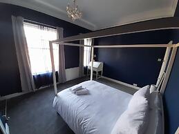 Spacious 5-bed House - Sleeps 10, Garden & Parking