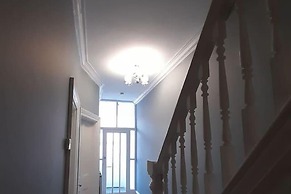Spacious 5-bed House - Sleeps 10, Garden & Parking