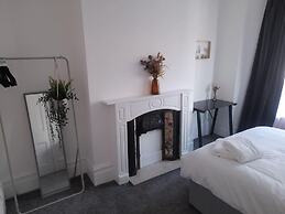Spacious 5-bed House - Sleeps 10, Garden & Parking