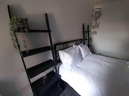 Spacious 5-bed House - Sleeps 10, Garden & Parking