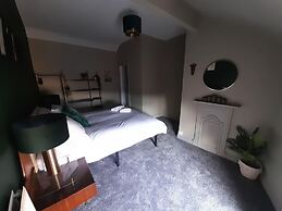 Spacious 5-bed House - Sleeps 10, Garden & Parking