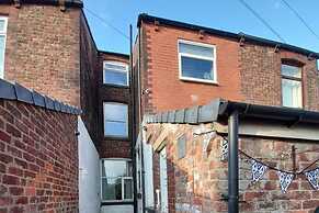 Spacious 5-bed House - Sleeps 10, Garden & Parking