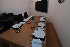 Spacious 5-bed House - Sleeps 10, Garden & Parking